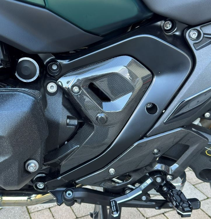 CRB182L - BMW R1300GS GLOSSY CARBON SIDE PANELS