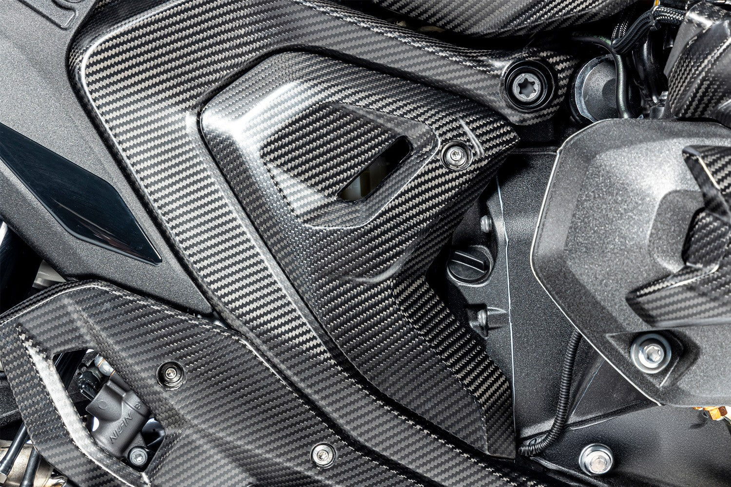 CRB182L - BMW R1300GS GLOSSY CARBON SIDE PANELS