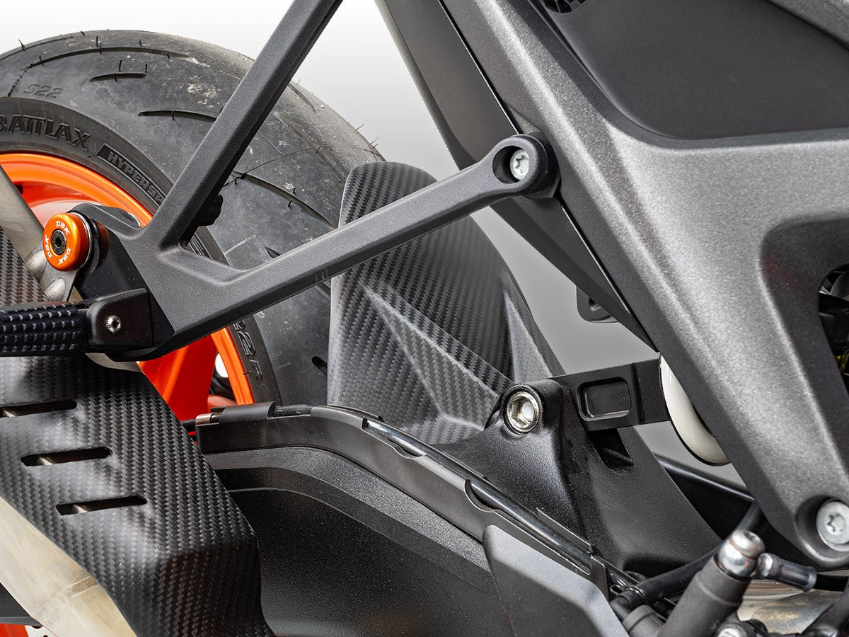 CRB133O - KTM 990 DUKE MATT CARBON REAR HUGGER