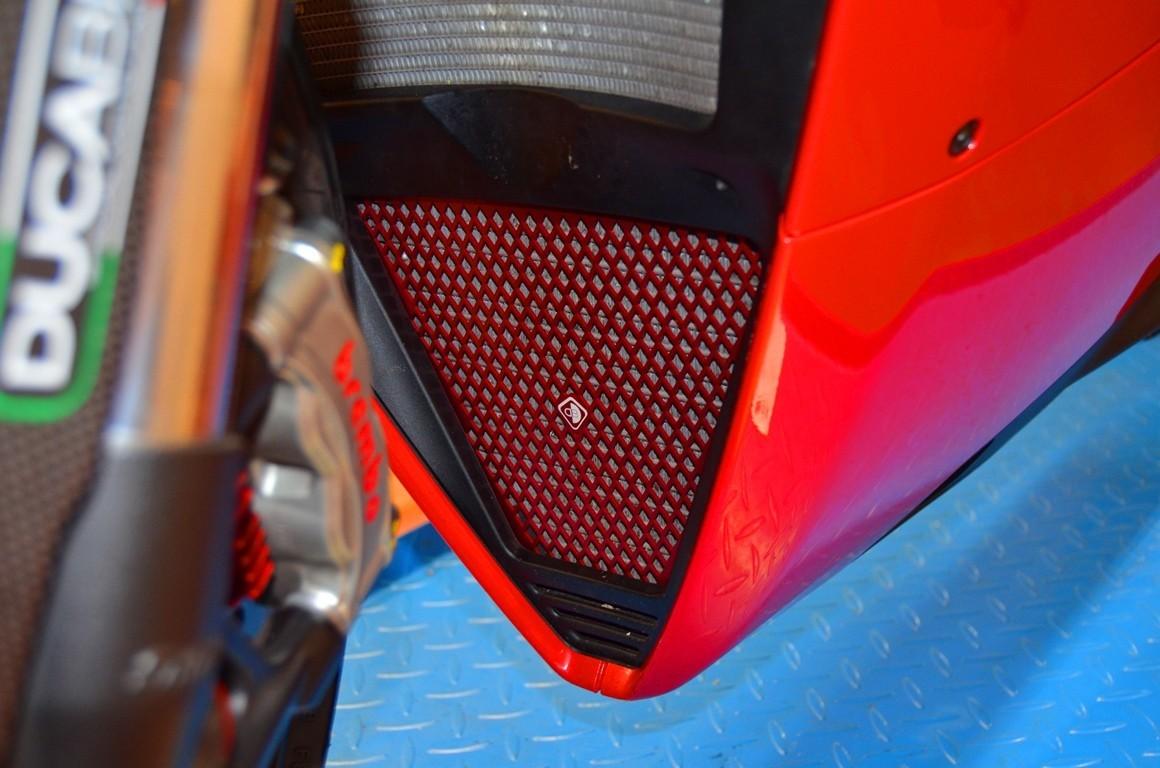 GR08 - PANIGALE V4 OIL RADIATOR GUARD