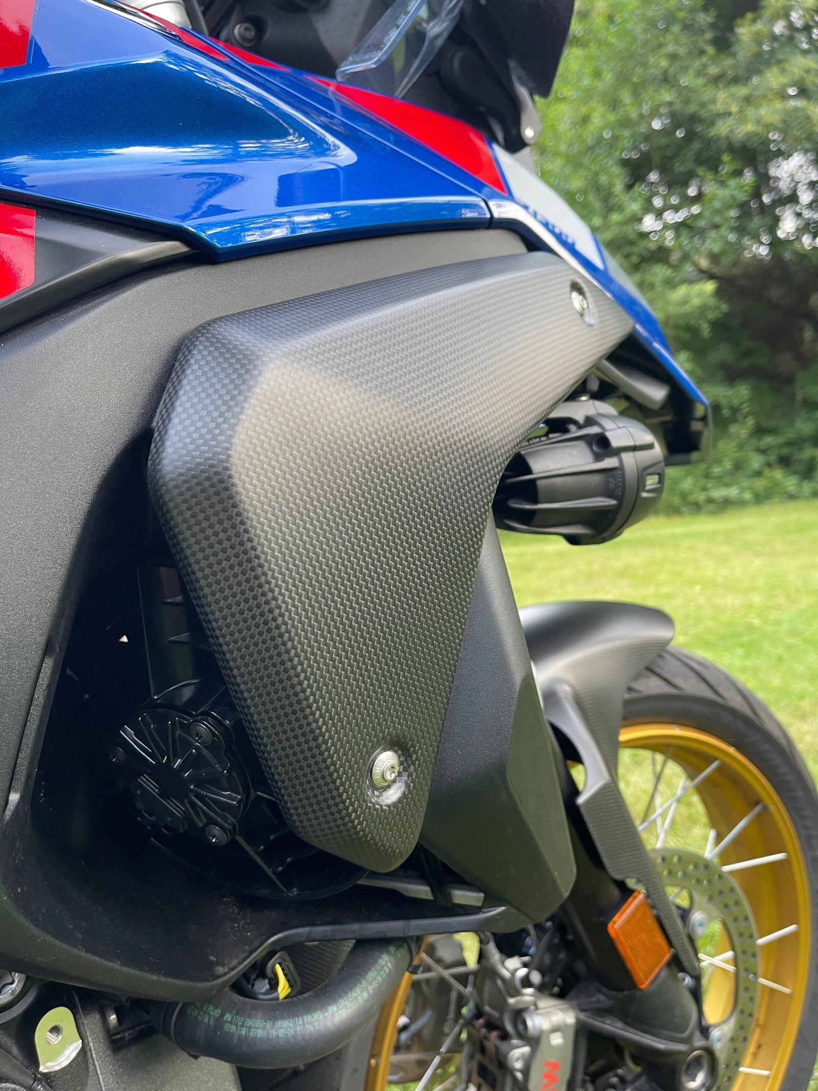 CRB180O - BMW R1300GS MATT CARBON SIDE PANELS